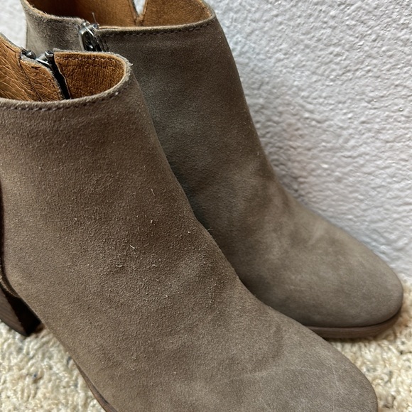 Frye Suede Ankle Boots size 6B - Picture 4 of 9
